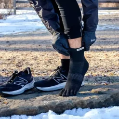 Injinji Unisex Run Lightweight Mini Crew Toe Socks - Black Hot